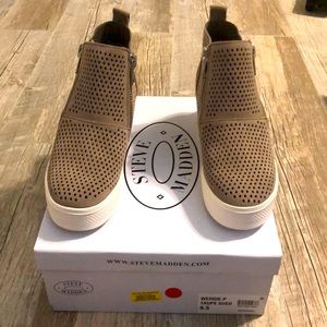 NWT Steve Madden Wedgie-P Taupe Suade